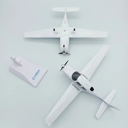 1:48 Scale SR22 Model with Visual Cabin – Static Display Business Aircraft with Propeller for Collectors and Aviation Enthusiasts