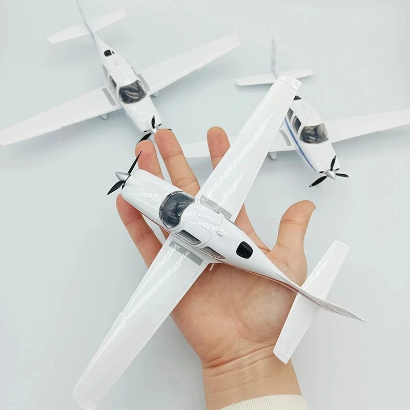 1:48 Scale SR22 Model with Visual Cabin – Static Display Business Aircraft with Propeller for Collectors and Aviation Enthusiasts